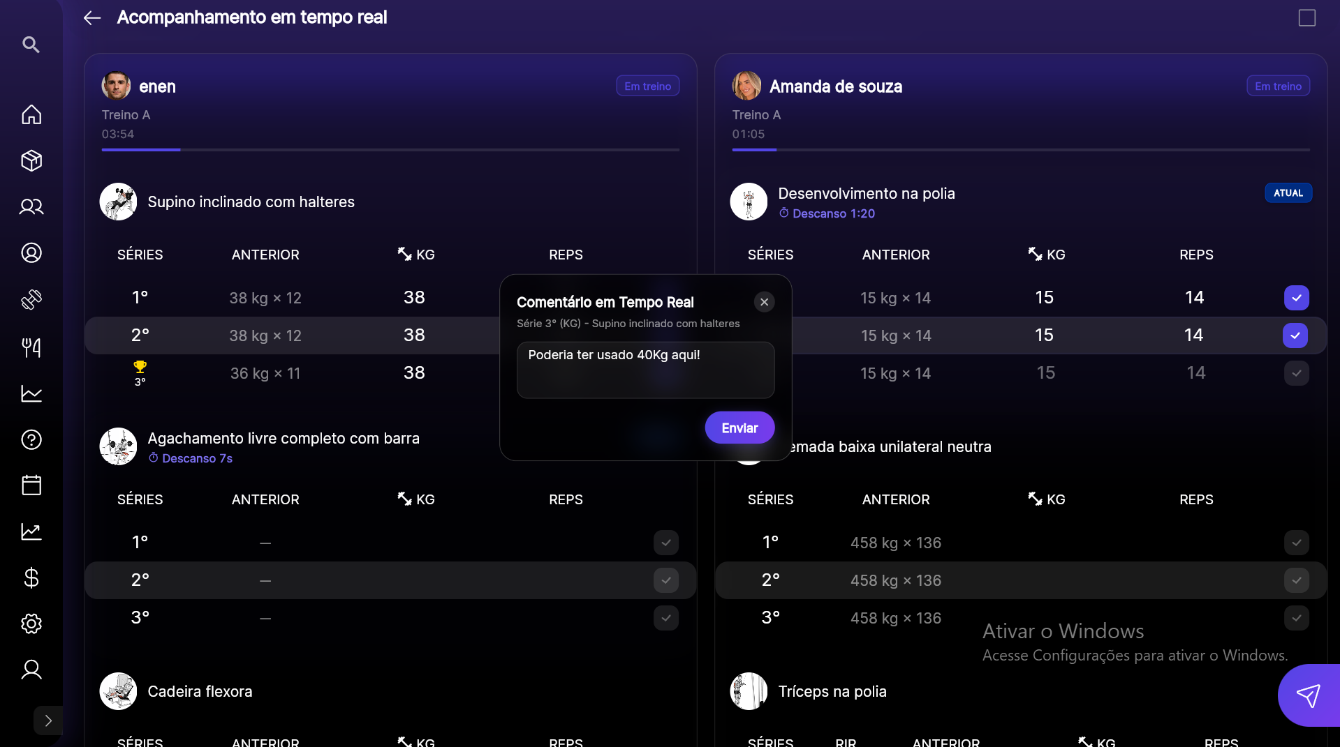 Profissional acompanhando aluno em tempo real e enviando comentário no Premium Coach