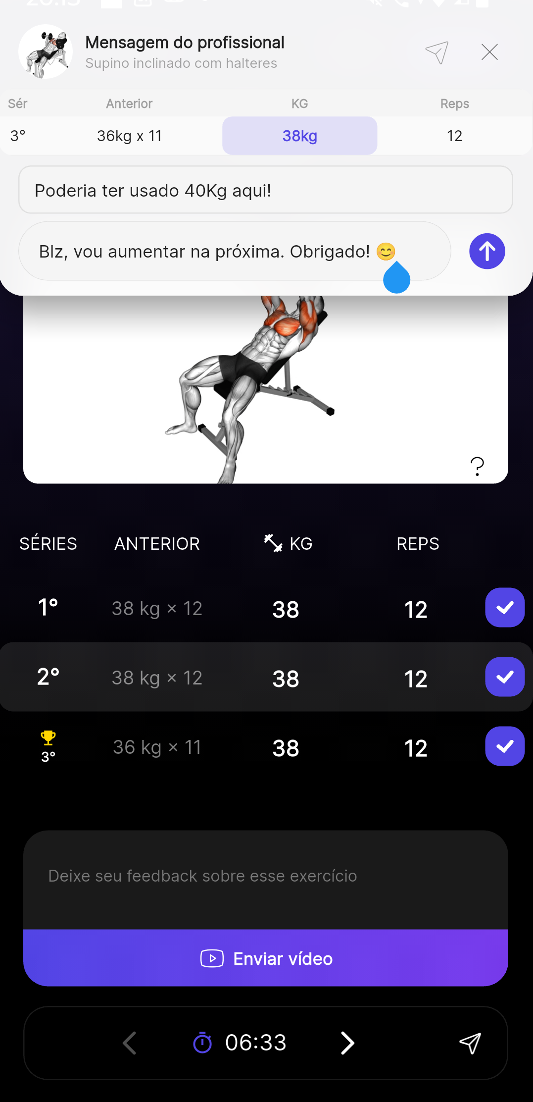 Aluno recebendo comentário do profissional durante o treino